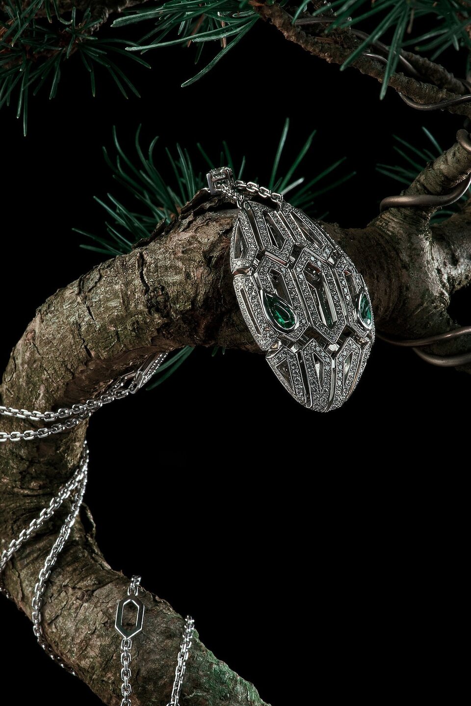 Украшение-змея Bvlgari на ветке
