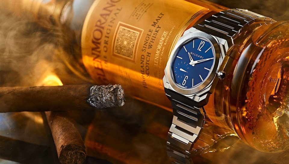 Часы Bvlgari у бутылки в клубах дыма